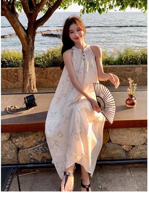 紅色V領(lǐng)交叉辣妹短袖 春季穿搭的時髦焦點(diǎn)