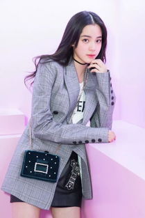 絲絨服裝穿搭指南 精致搭配點(diǎn)亮優(yōu)雅風(fēng)尚